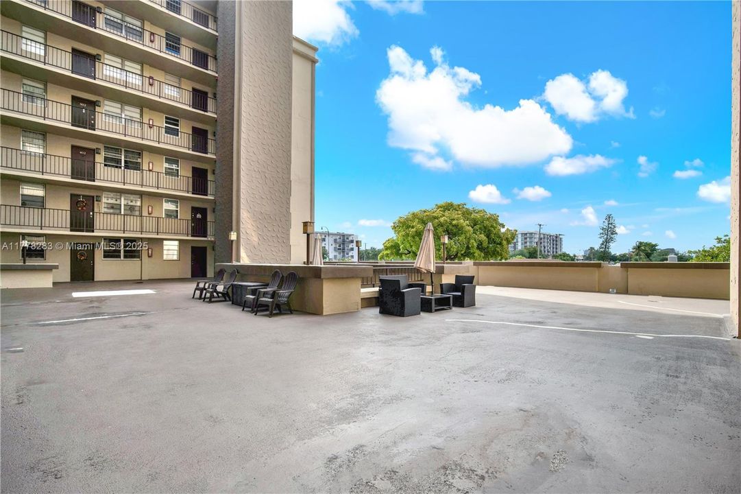 For Sale: $139,900 (1 beds, 1 baths, 688 Square Feet)