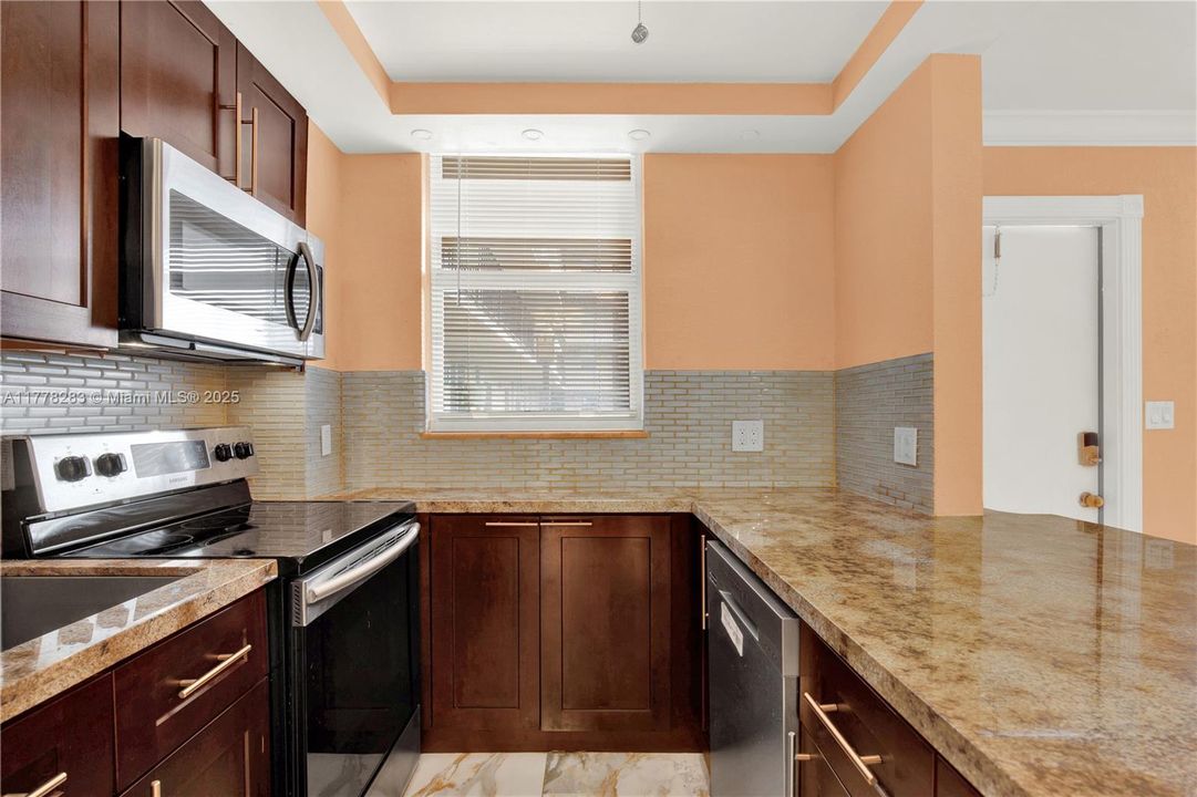 For Sale: $139,900 (1 beds, 1 baths, 688 Square Feet)