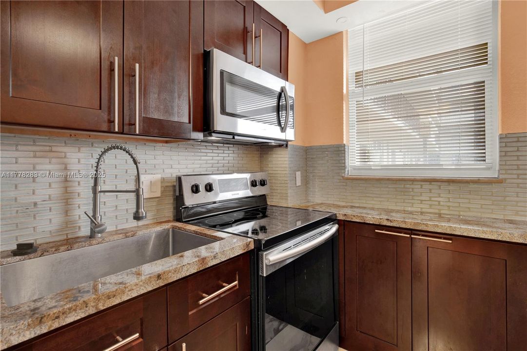 For Sale: $139,900 (1 beds, 1 baths, 688 Square Feet)