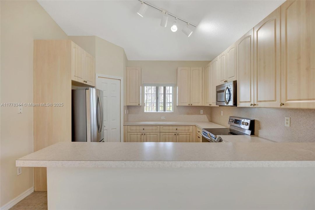 Recently Sold: $379,000 (3 beds, 2 baths, 1380 Square Feet)