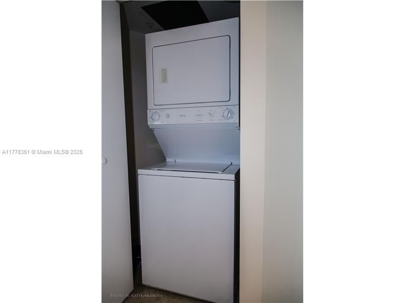 待售: $1,300,000 (2 贝兹, 2 浴室, 1637 平方英尺)