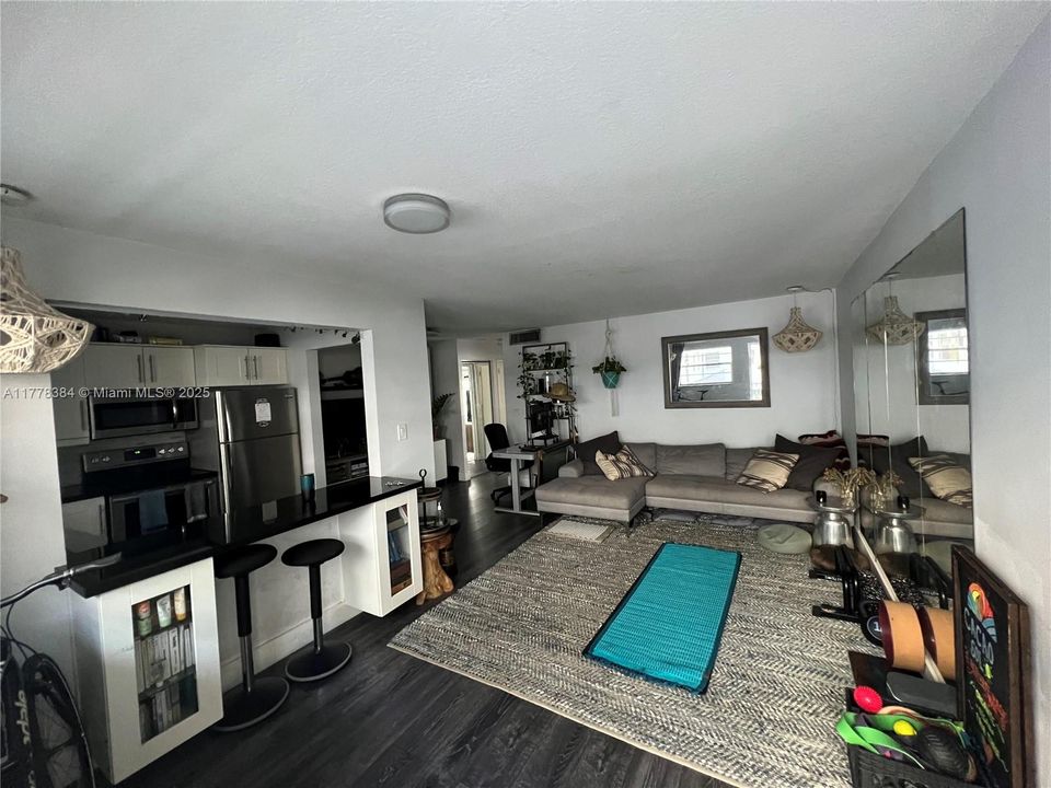 For Sale: $377,900 (1 beds, 1 baths, 621 Square Feet)