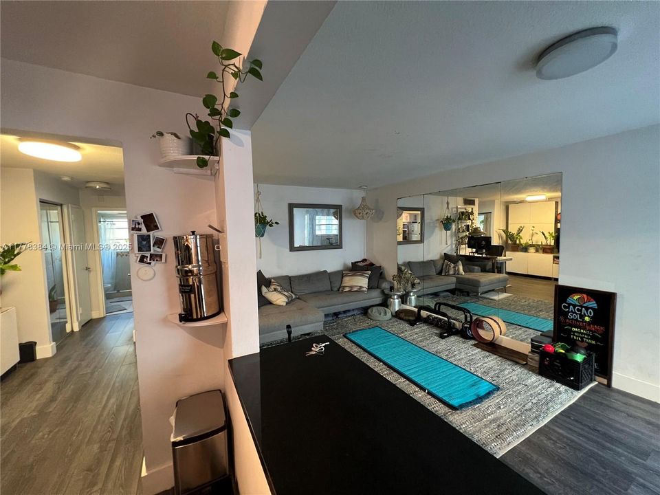 For Sale: $377,900 (1 beds, 1 baths, 621 Square Feet)