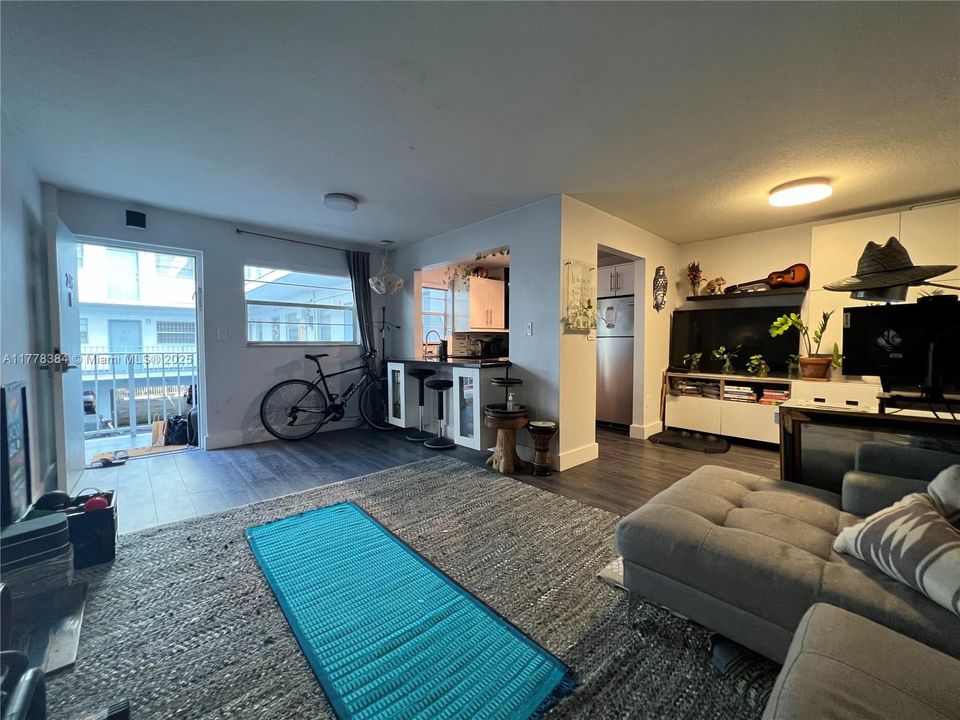 For Sale: $377,900 (1 beds, 1 baths, 621 Square Feet)