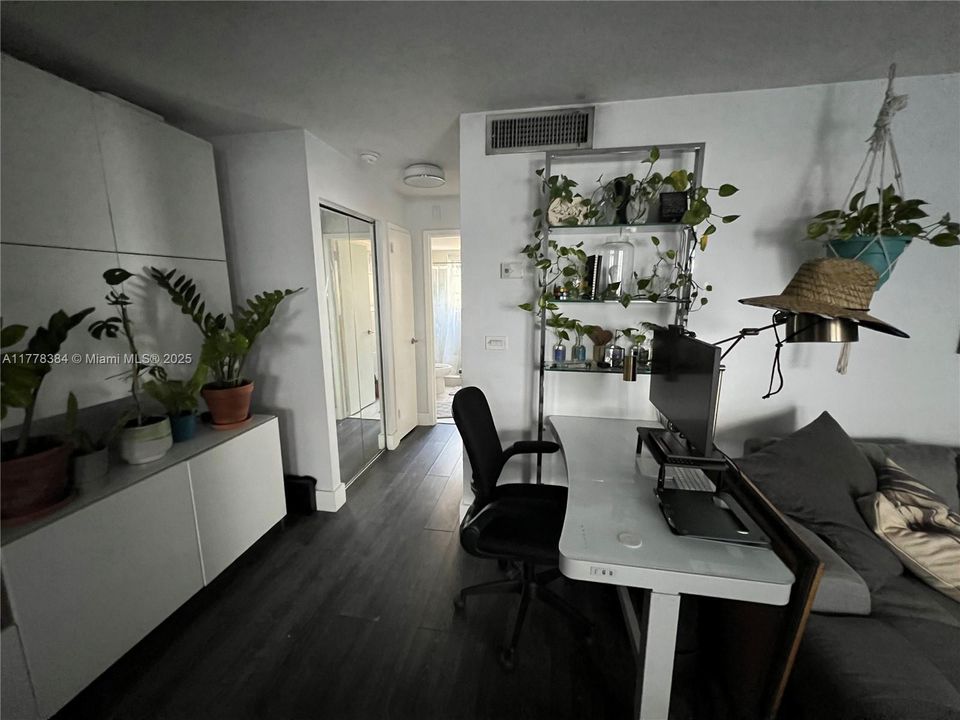 For Sale: $377,900 (1 beds, 1 baths, 621 Square Feet)