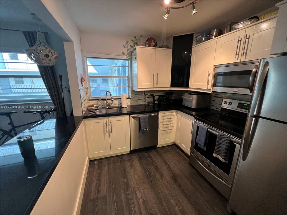 For Sale: $377,900 (1 beds, 1 baths, 621 Square Feet)