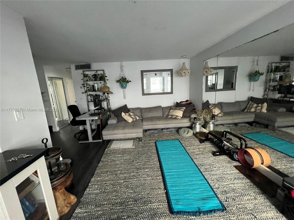 For Sale: $377,900 (1 beds, 1 baths, 621 Square Feet)