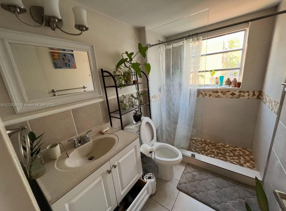 For Sale: $377,900 (1 beds, 1 baths, 621 Square Feet)