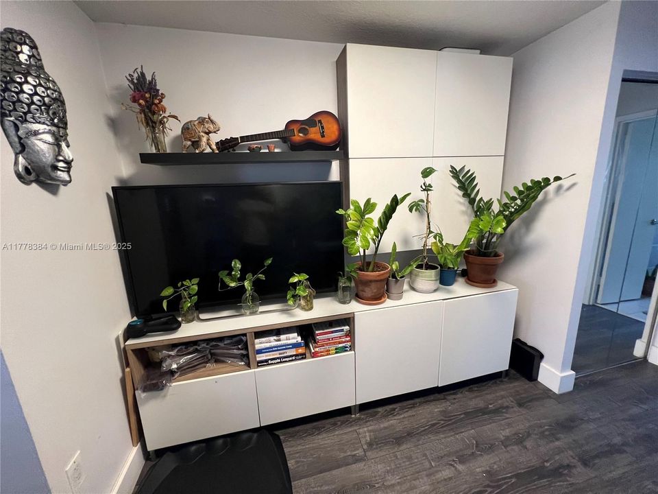 For Sale: $377,900 (1 beds, 1 baths, 621 Square Feet)