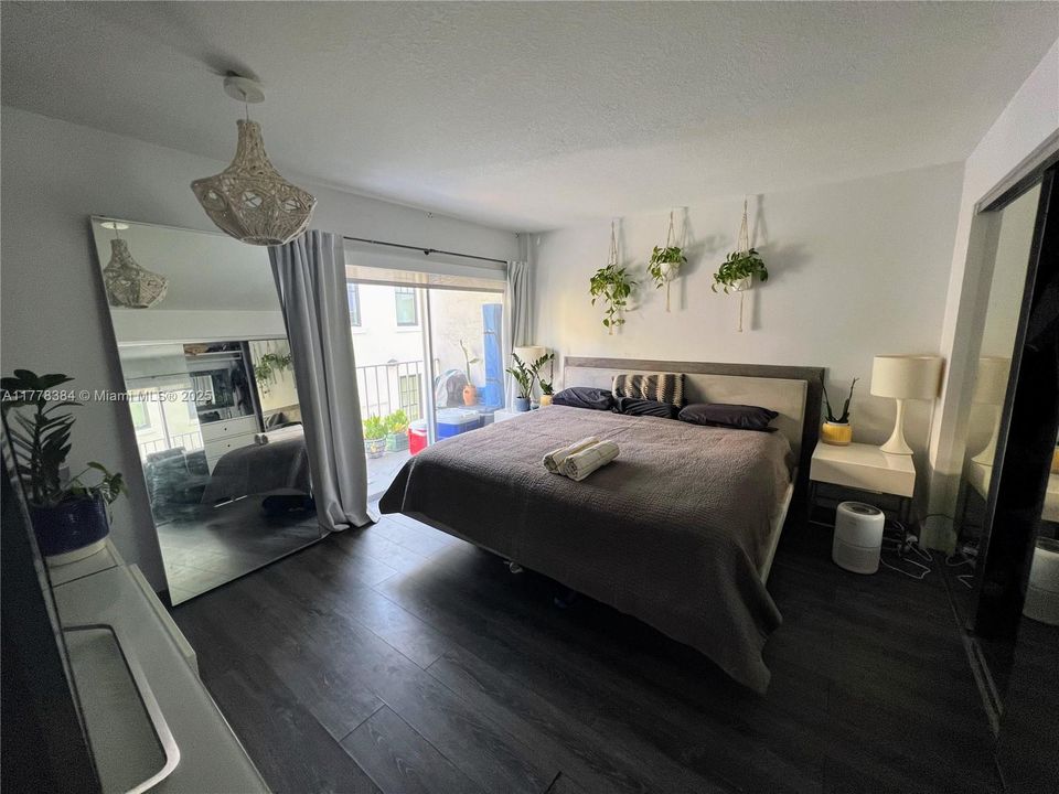 For Sale: $377,900 (1 beds, 1 baths, 621 Square Feet)