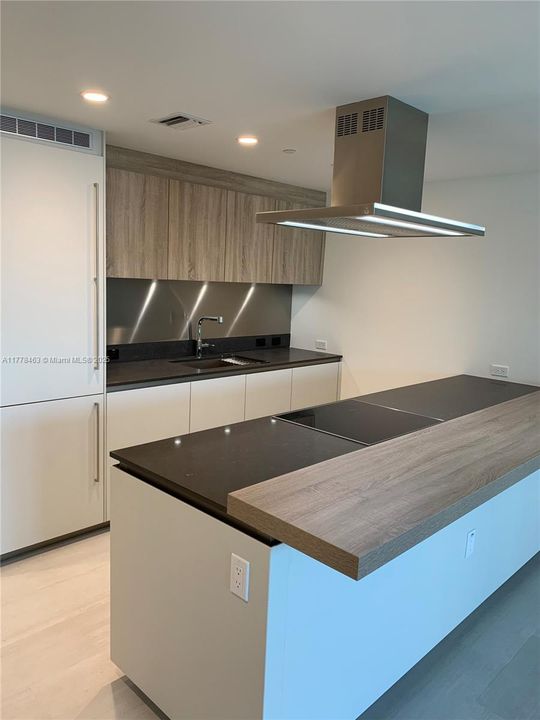 Recently Rented: $4,850 (1 beds, 1 baths, 839 Square Feet)