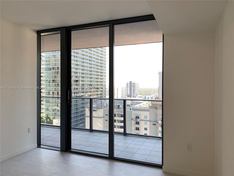 Recently Rented: $4,850 (1 beds, 1 baths, 839 Square Feet)