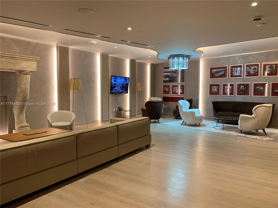 Recently Rented: $4,850 (1 beds, 1 baths, 839 Square Feet)