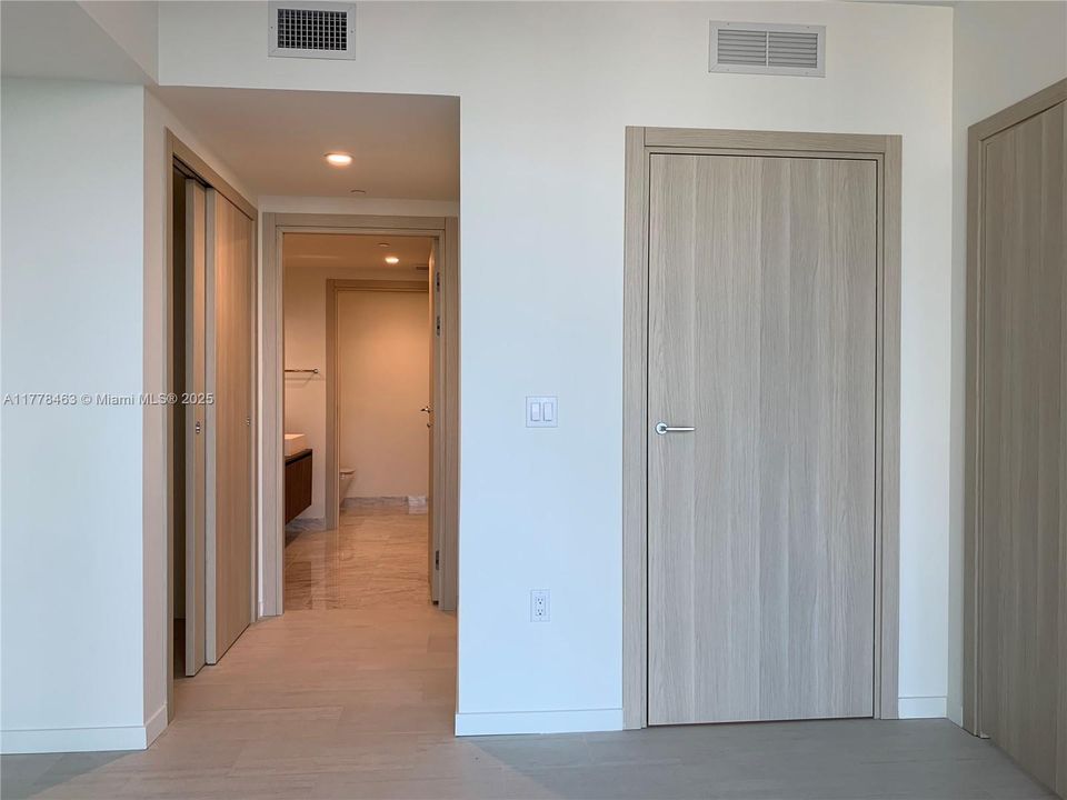 Recently Rented: $4,850 (1 beds, 1 baths, 839 Square Feet)