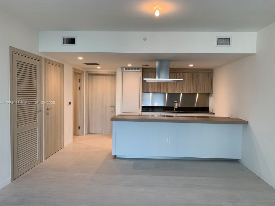 Recently Rented: $4,850 (1 beds, 1 baths, 839 Square Feet)