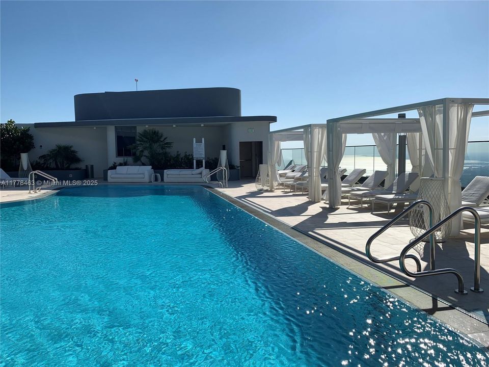 Recently Rented: $4,850 (1 beds, 1 baths, 839 Square Feet)