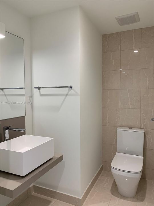 Recently Rented: $4,850 (1 beds, 1 baths, 839 Square Feet)