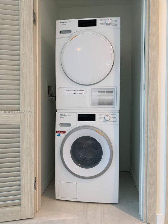 Recently Rented: $4,850 (1 beds, 1 baths, 839 Square Feet)