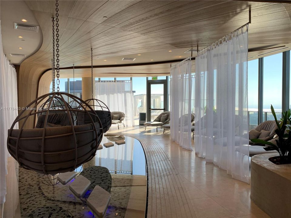 Recently Rented: $4,850 (1 beds, 1 baths, 839 Square Feet)