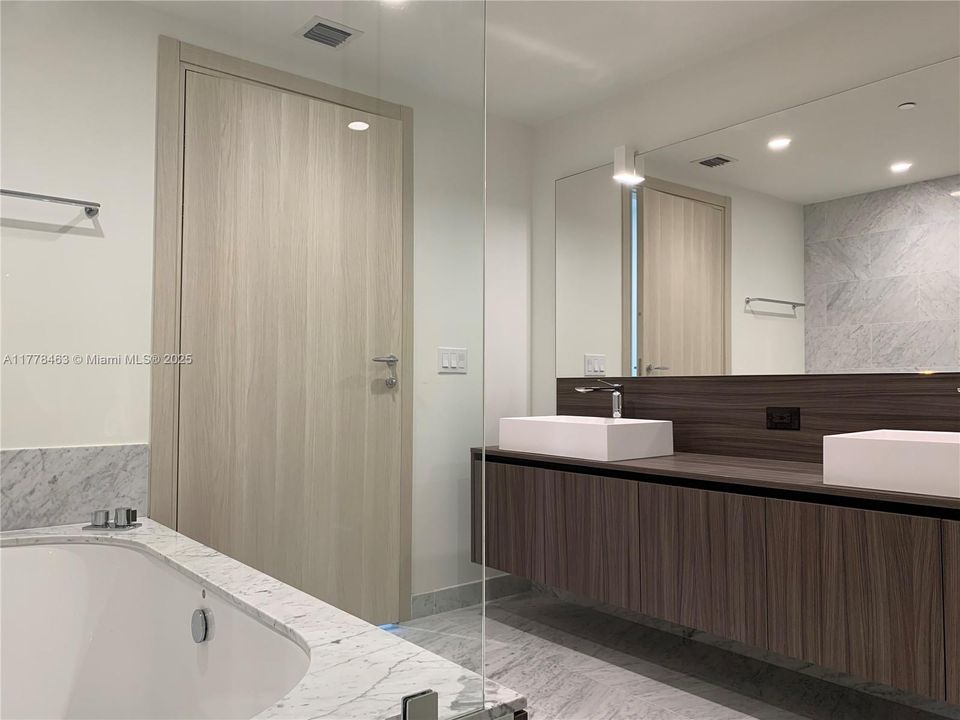 Recently Rented: $4,850 (1 beds, 1 baths, 839 Square Feet)