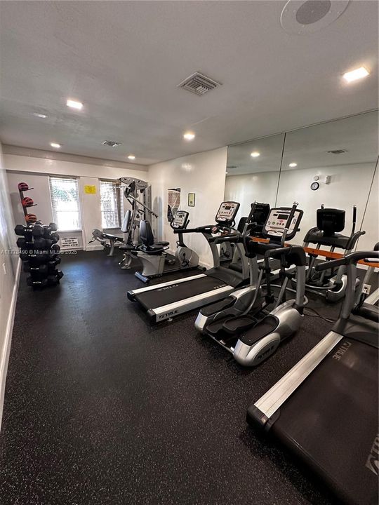 For Rent: $2,300 (2 beds, 2 baths, 986 Square Feet)