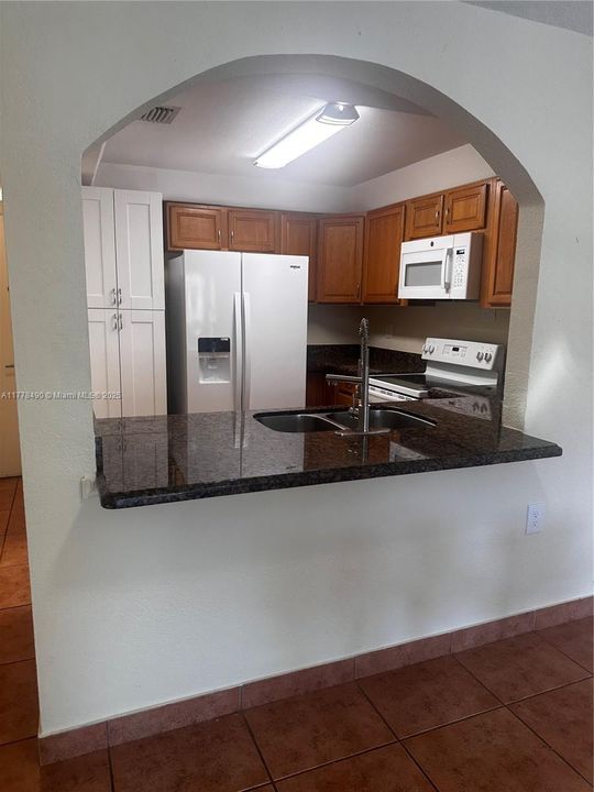 For Rent: $2,300 (2 beds, 2 baths, 986 Square Feet)