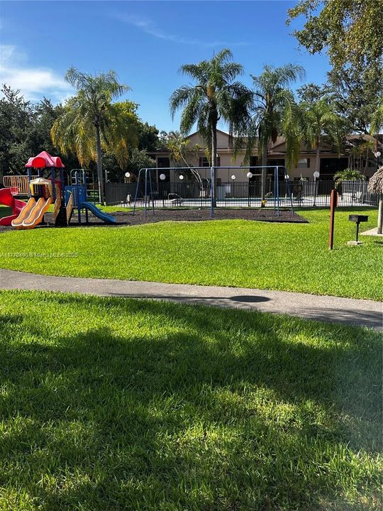 For Rent: $2,300 (2 beds, 2 baths, 986 Square Feet)