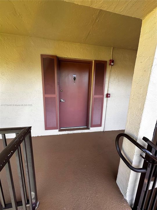For Rent: $2,300 (2 beds, 2 baths, 986 Square Feet)