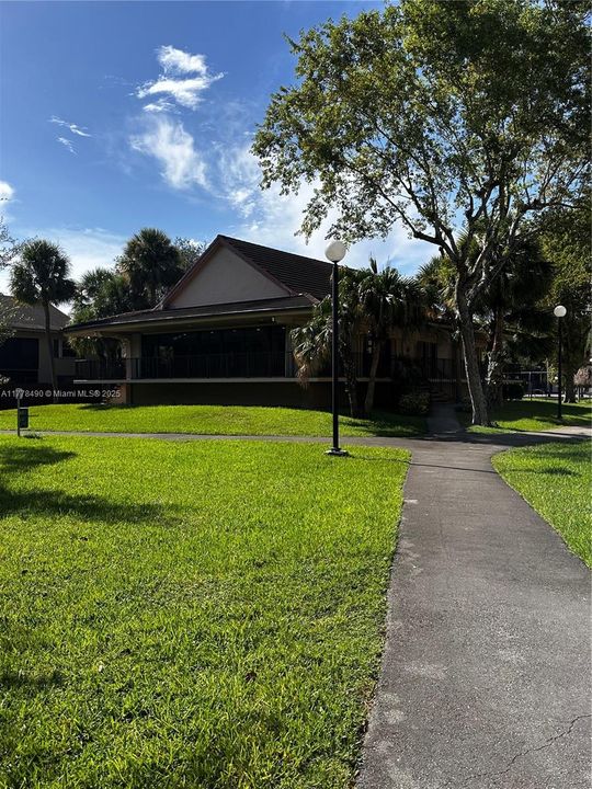 For Rent: $2,300 (2 beds, 2 baths, 986 Square Feet)