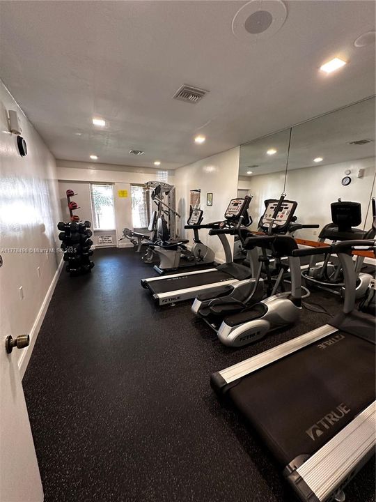 For Rent: $2,300 (2 beds, 2 baths, 986 Square Feet)