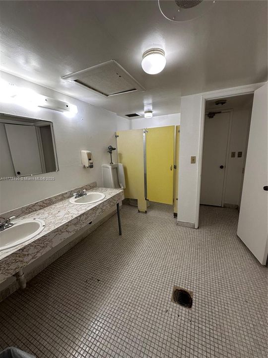 For Rent: $2,300 (2 beds, 2 baths, 986 Square Feet)