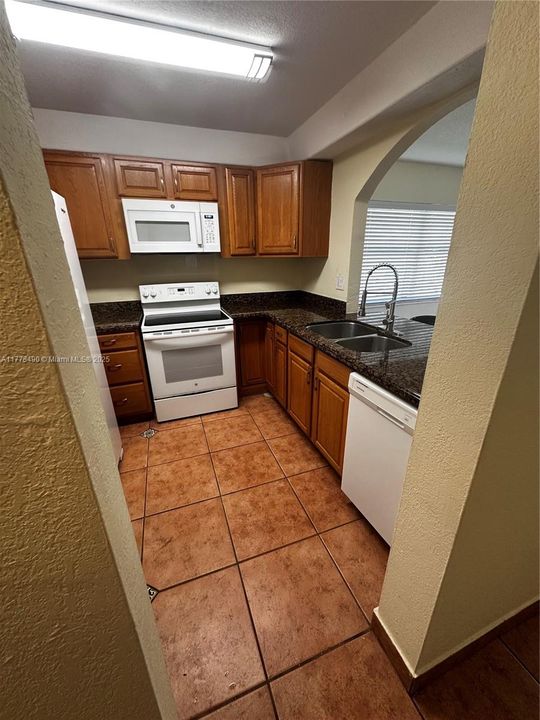 For Rent: $2,300 (2 beds, 2 baths, 986 Square Feet)
