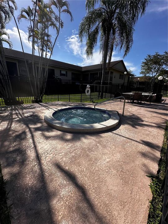 For Rent: $2,300 (2 beds, 2 baths, 986 Square Feet)