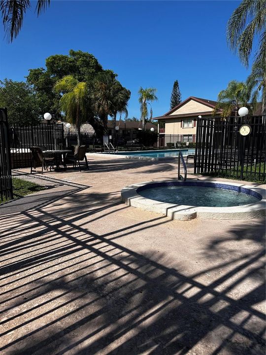 For Rent: $2,300 (2 beds, 2 baths, 986 Square Feet)