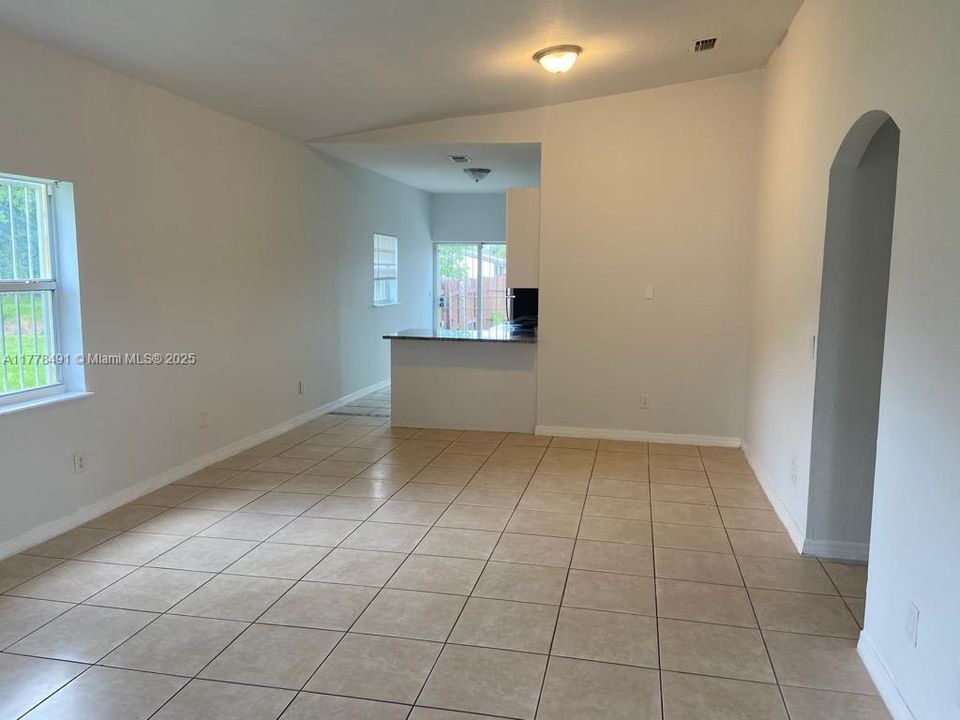 Recently Rented: $2,400 (3 beds, 2 baths, 1160 Square Feet)