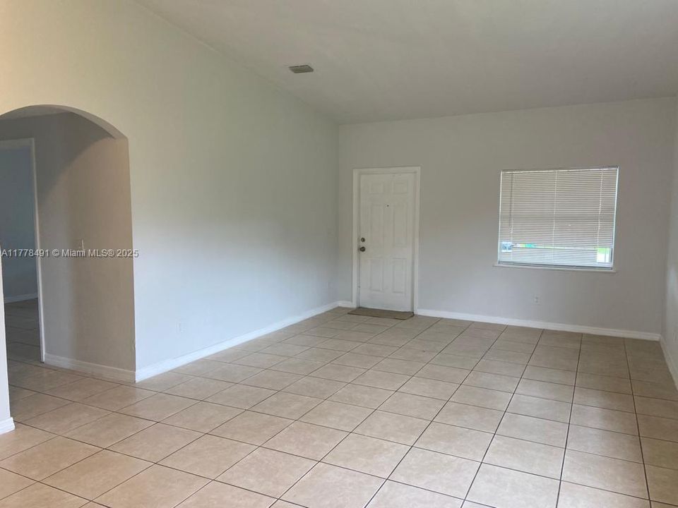 Recently Rented: $2,400 (3 beds, 2 baths, 1160 Square Feet)