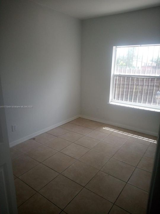 Recently Rented: $2,400 (3 beds, 2 baths, 1160 Square Feet)