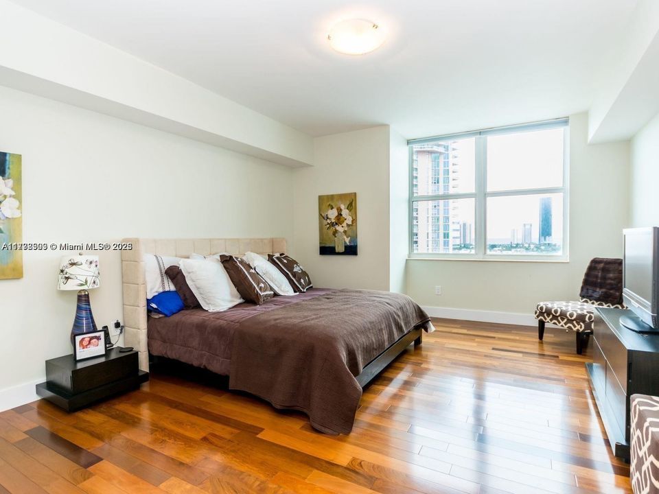 Recently Rented: $4,700 (3 beds, 2 baths, 2020 Square Feet)