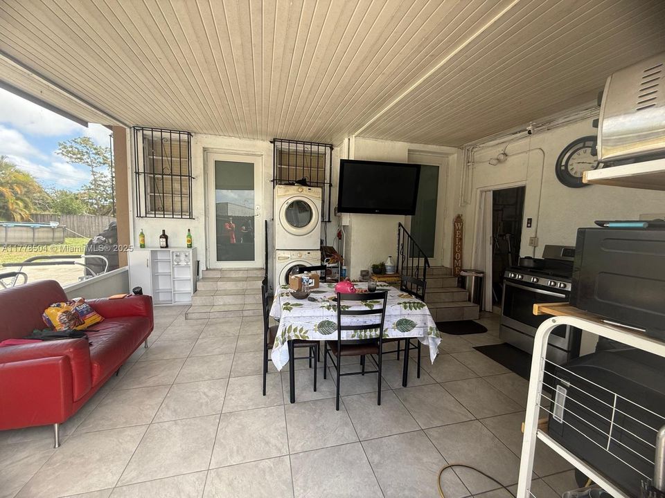 Недавно продано: $399,000 (2 спален, 1 ванн, 1428 Квадратных фут)