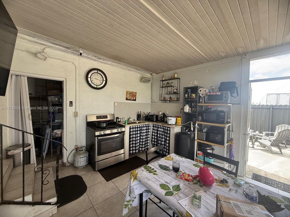 Недавно продано: $399,000 (2 спален, 1 ванн, 1428 Квадратных фут)