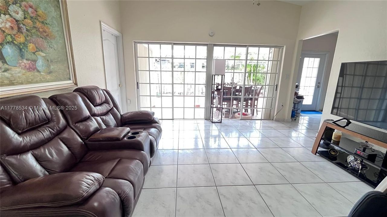 En Venta: $709,800 (3 camas, 2 baños, 1913 Pies cuadrados)