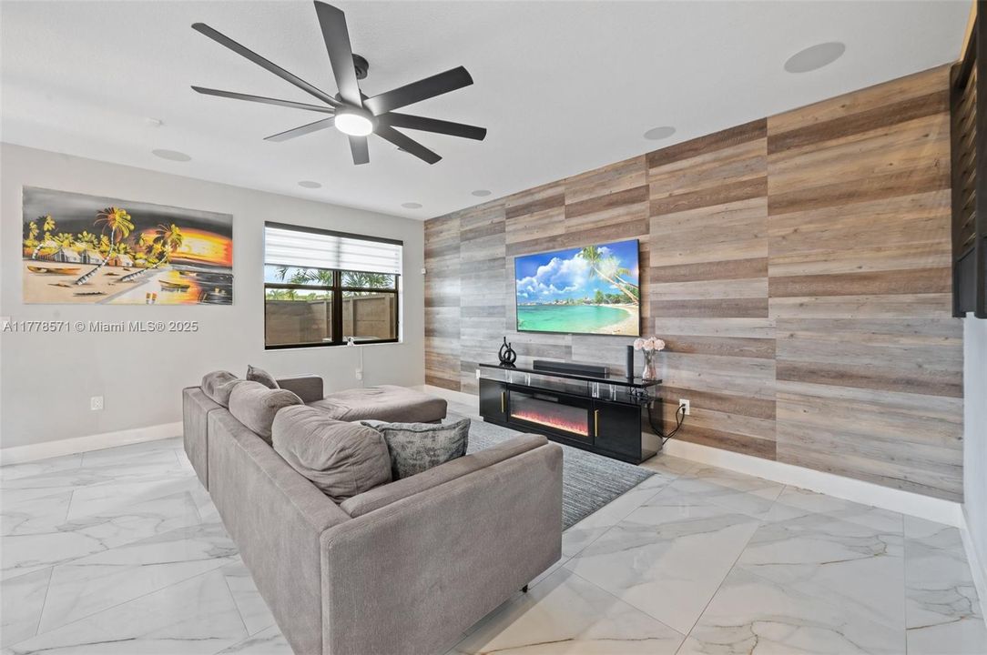 Vendido Recientemente: $580,000 (3 camas, 2 baños, 1743 Pies cuadrados)