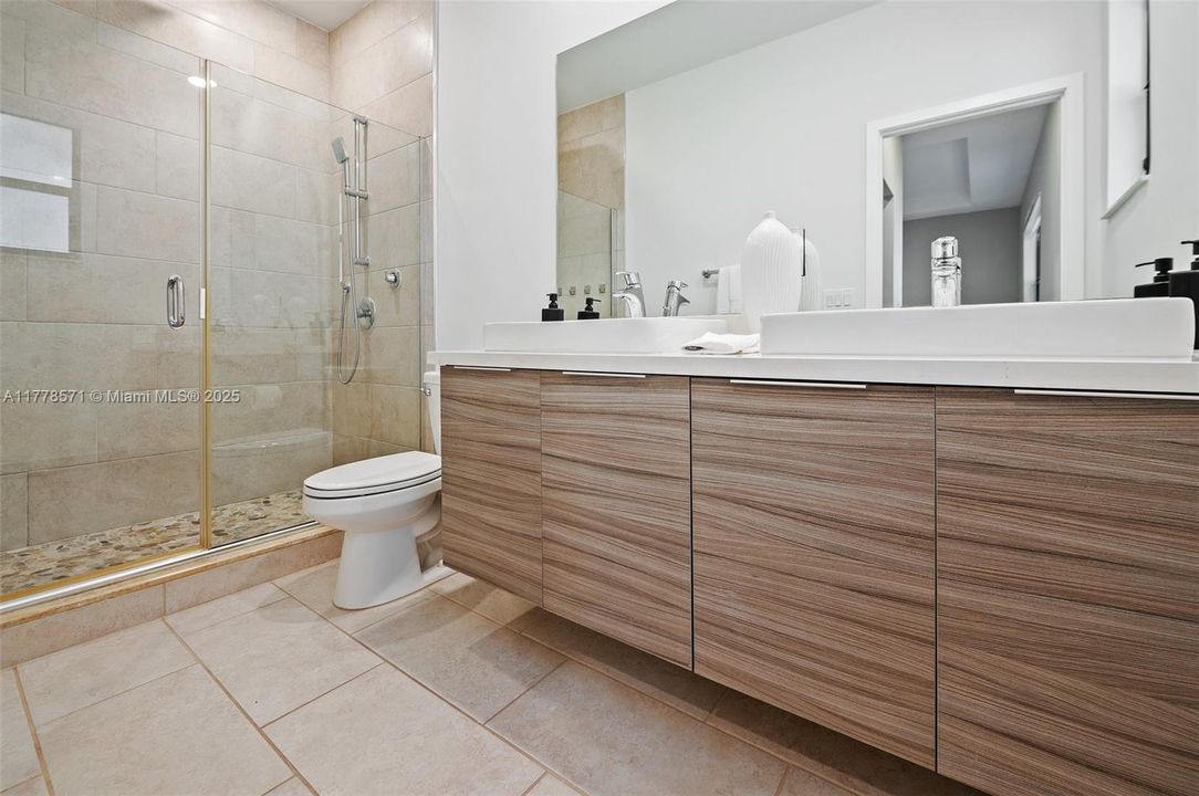 Vendido Recientemente: $580,000 (3 camas, 2 baños, 1743 Pies cuadrados)