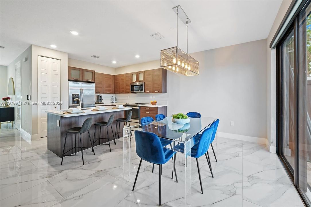 Vendido Recientemente: $580,000 (3 camas, 2 baños, 1743 Pies cuadrados)