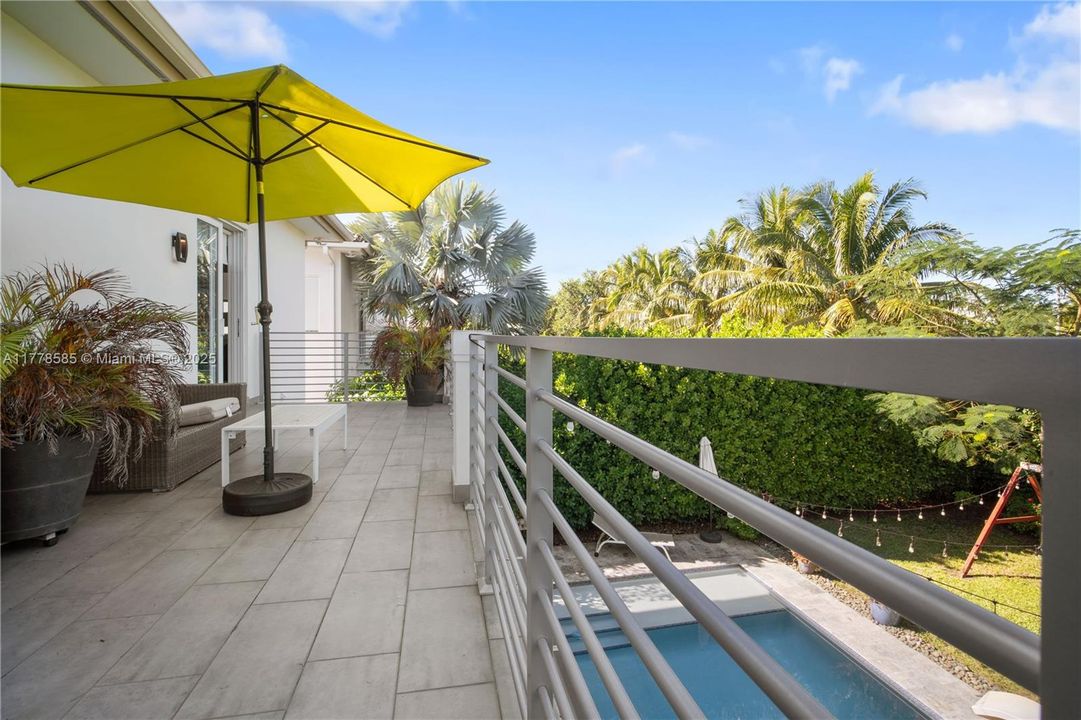 最近售出: $1,795,000 (4 贝兹, 4 浴室, 3216 平方英尺)