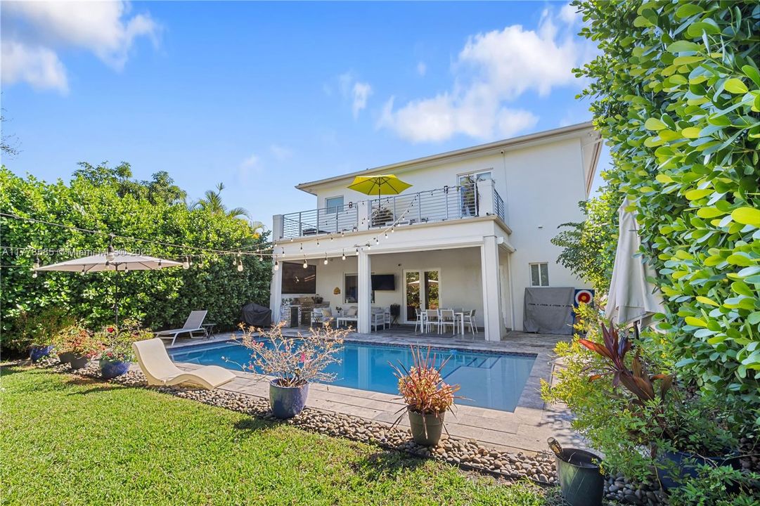 最近售出: $1,795,000 (4 贝兹, 4 浴室, 3216 平方英尺)