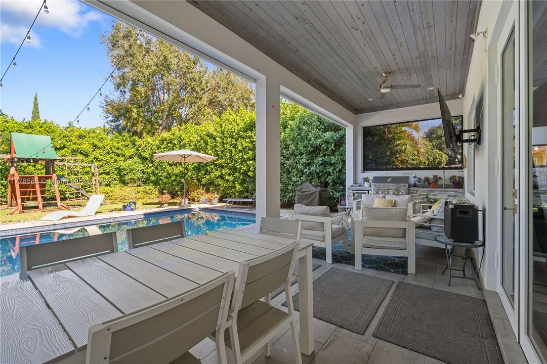 最近售出: $1,795,000 (4 贝兹, 4 浴室, 3216 平方英尺)