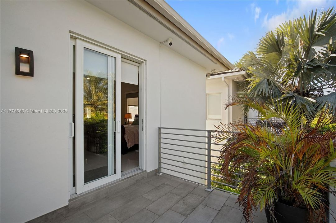 最近售出: $1,795,000 (4 贝兹, 4 浴室, 3216 平方英尺)