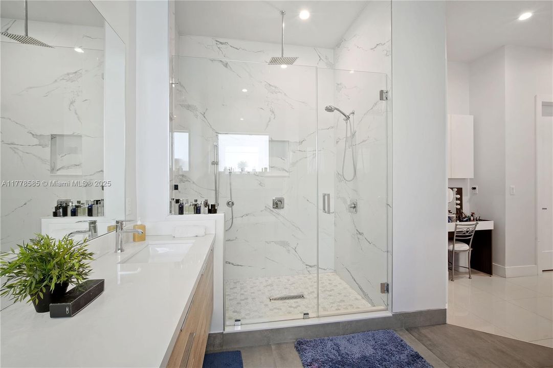 最近售出: $1,795,000 (4 贝兹, 4 浴室, 3216 平方英尺)