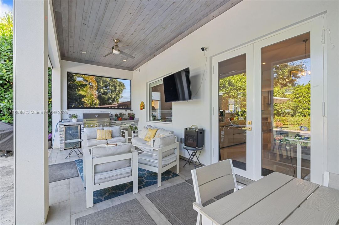 最近售出: $1,795,000 (4 贝兹, 4 浴室, 3216 平方英尺)